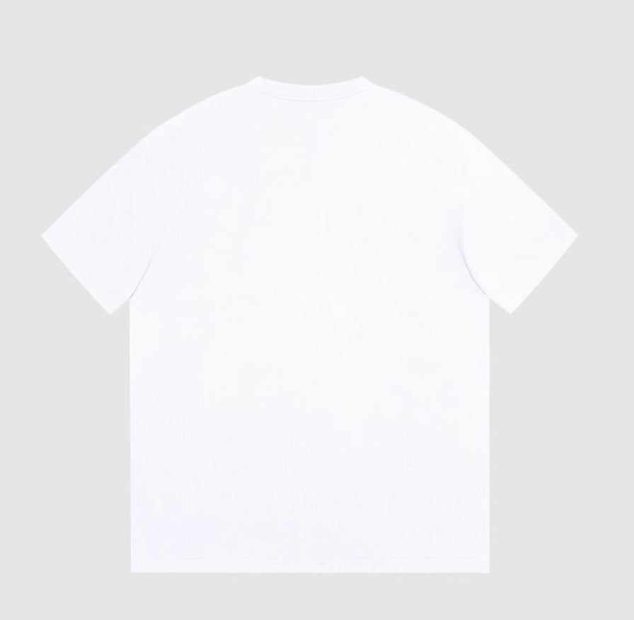 Les polos T-shirt Fendi pour homme incarnent l’élégance italienne avec une touche de modernité , caractéristiques de la maison Fendi. Au meilleur prix