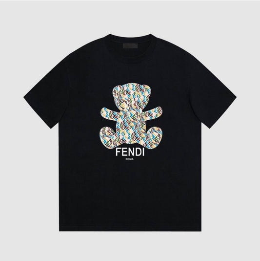 Les polos T-shirt Fendi pour homme incarnent l’élégance italienne avec une touche de modernité , caractéristiques de la maison Fendi. Au meilleur prix