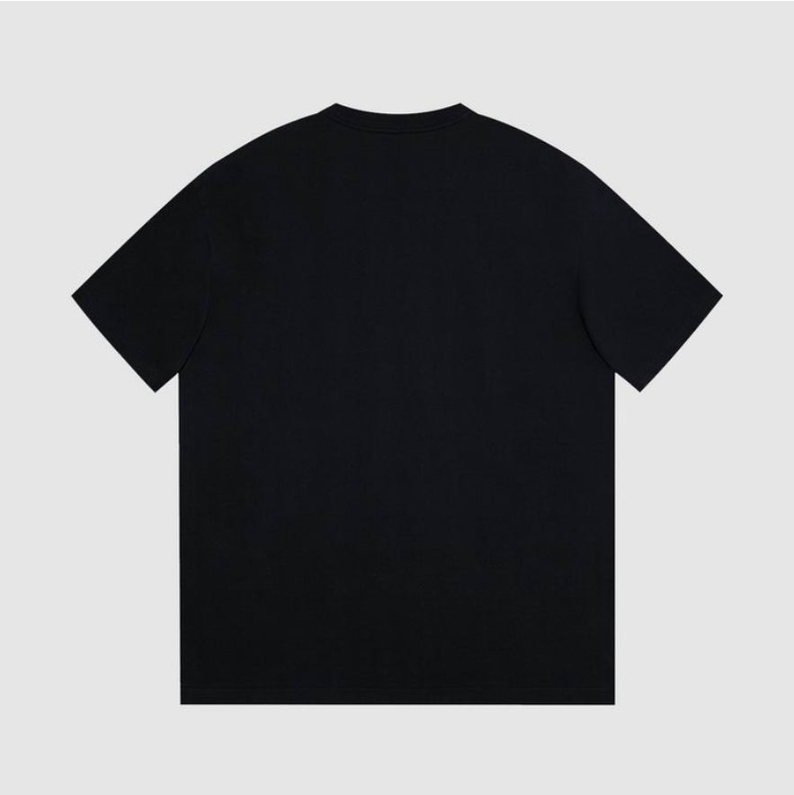 Les polos T-shirt Fendi pour homme incarnent l’élégance italienne avec une touche de modernité , caractéristiques de la maison Fendi. Au meilleur prix