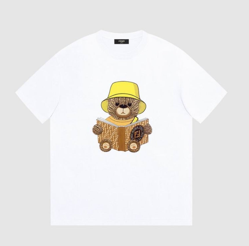 Les polos T-shirt Fendi pour homme incarnent l’élégance italienne avec une touche de modernité , caractéristiques de la maison Fendi. Au meilleur prix