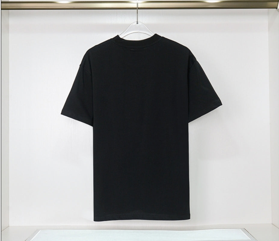 Les polos T-shirt Fendi pour homme incarnent l’élégance italienne avec une touche de modernité , caractéristiques de la maison Fendi. Au meilleur prix