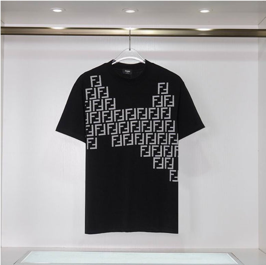 Les polos T-shirt Fendi pour homme incarnent l’élégance italienne avec une touche de modernité , caractéristiques de la maison Fendi. Au meilleur prix