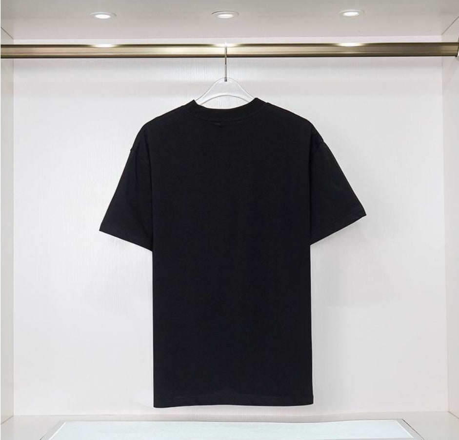 Les polos T-shirt Fendi pour homme incarnent l’élégance italienne avec une touche de modernité , caractéristiques de la maison Fendi. Au meilleur prix