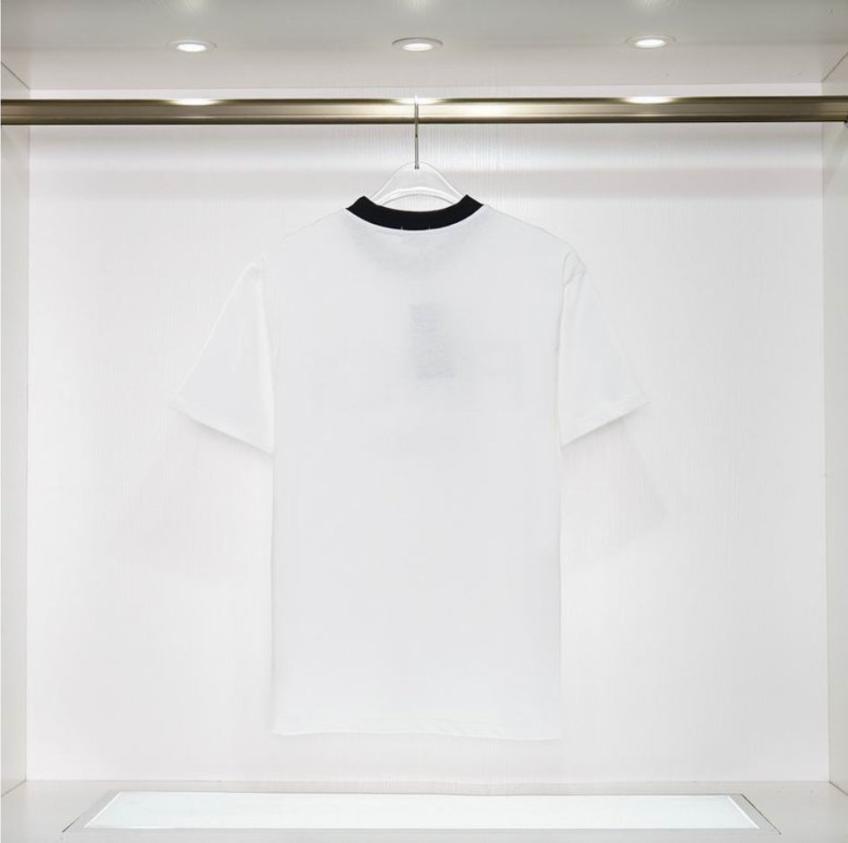 Les polos T-shirt Fendi pour homme incarnent l’élégance italienne avec une touche de modernité , caractéristiques de la maison Fendi. Au meilleur prix