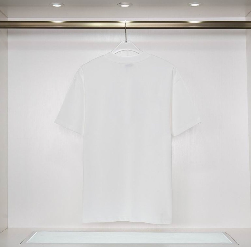 Les polos T-shirt Fendi pour homme incarnent l’élégance italienne avec une touche de modernité et d’audace, caractéristiques de la maison Fendi. Au meilleur prix