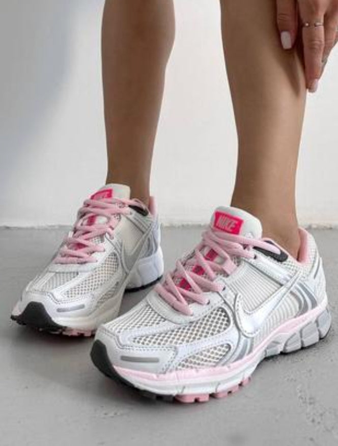 Les baskets Nike Zoom Vomero 5 520 Pack White Pink Femme allient à la perfection performance avancée et design raffiné.
