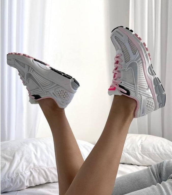 Les baskets Nike Zoom Vomero 5 520 Pack White Pink Femme allient à la perfection performance avancée et design raffiné.