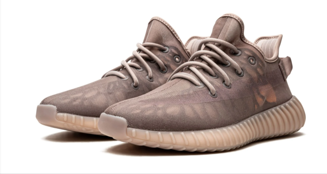 Les Adidas Yeezy 350 Boost V2 Mono Mist Femme, issues de la collaboration entre Adidas et Kanye West, sont emblématiques pour leur design innovant et leur confort inégalé.