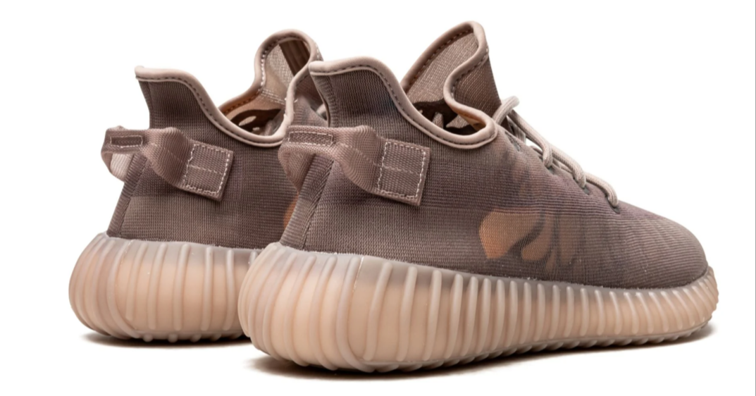 Les Adidas Yeezy 350 Boost V2 Mono Mist Femme, issues de la collaboration entre Adidas et Kanye West, sont emblématiques pour leur design innovant et leur confort inégalé.