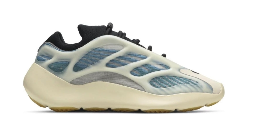 Les Yeezy 700 V3 femme sont des pièces maîtresses de la mode. Depuis leur introduction.
Elles ont conquis les amateurs de mode grâce à leur esthétique audacieuse et leurs innovations techniques.