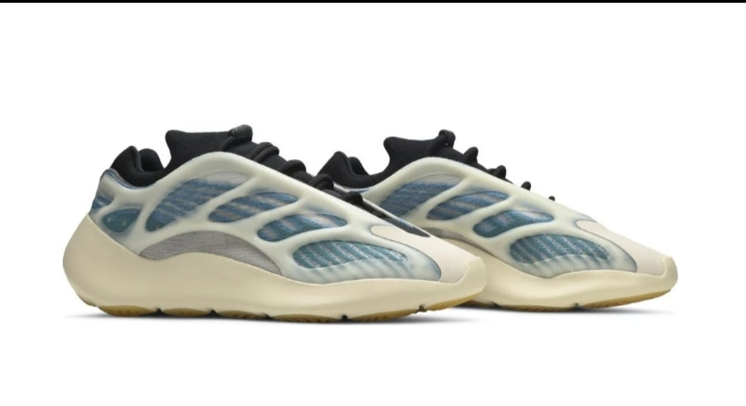 Les Yeezy 700 V3 femme sont des pièces maîtresses de la mode. Depuis leur introduction.
Elles ont conquis les amateurs de mode grâce à leur esthétique audacieuse et leurs innovations techniques.