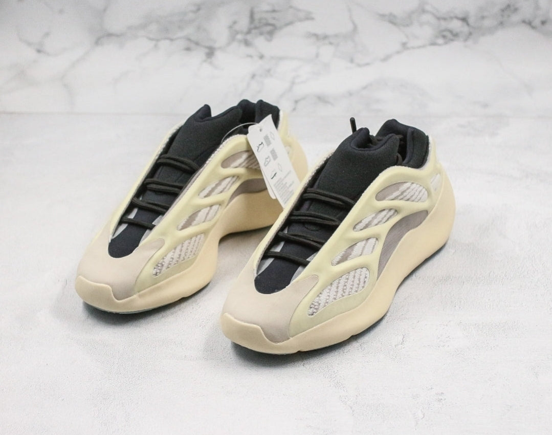 Les Yeezy 700 V3 femme sont des pièces maîtresses de la mode. Depuis leur introduction.
Elles ont conquis les amateurs de mode grâce à leur esthétique audacieuse et leurs innovations techniques.