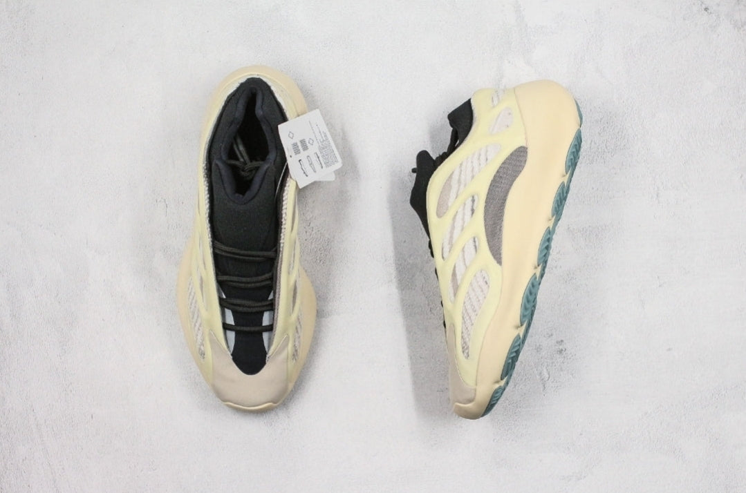 Les Yeezy 700 V3 femme sont des pièces maîtresses de la mode. Depuis leur introduction.
Elles ont conquis les amateurs de mode grâce à leur esthétique audacieuse et leurs innovations techniques.