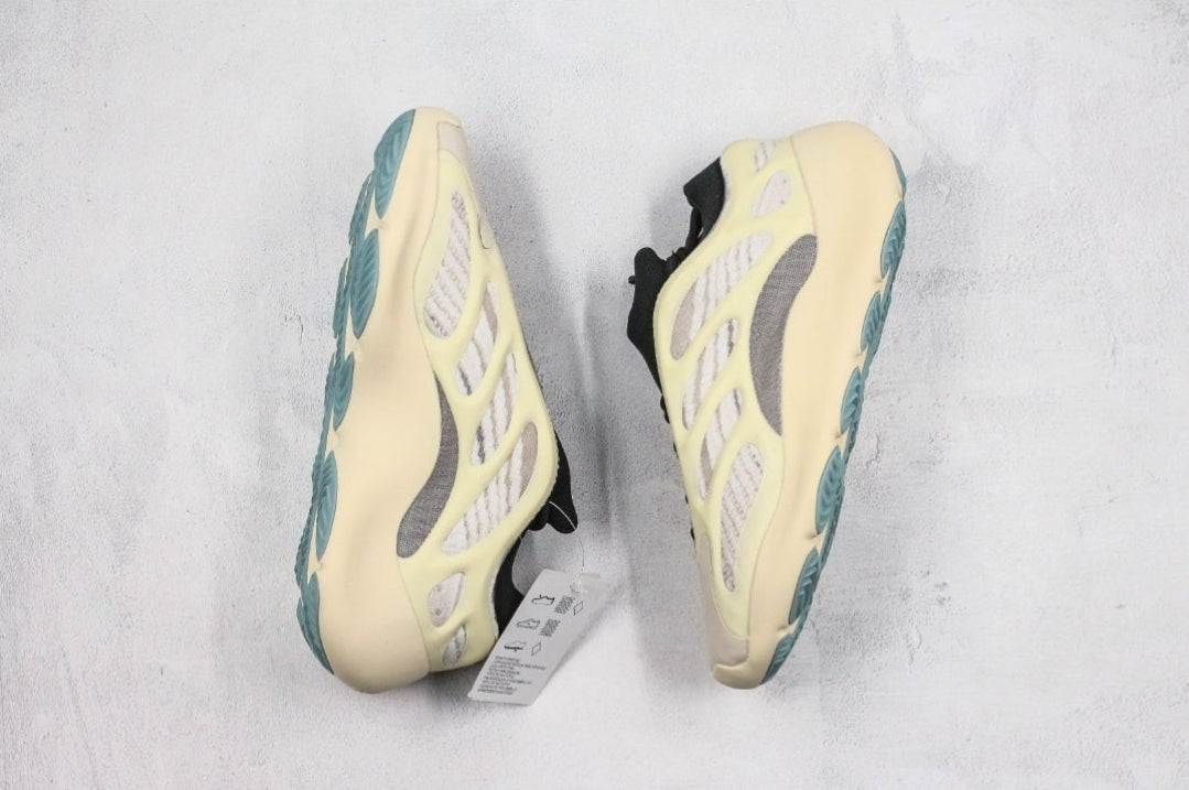 Les Yeezy 700 V3 femme sont des pièces maîtresses de la mode. Depuis leur introduction.
Elles ont conquis les amateurs de mode grâce à leur esthétique audacieuse et leurs innovations techniques.