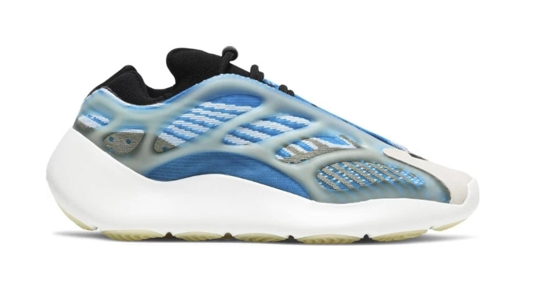 Les Yeezy 700 V3 femme sont des pièces maîtresses de la mode. Depuis leur introduction.
Elles ont conquis les amateurs de mode grâce à leur esthétique audacieuse et leurs innovations techniques.