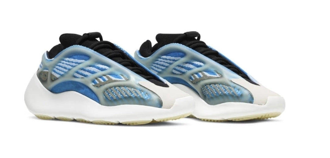 Les Yeezy 700 V3 femme sont des pièces maîtresses de la mode. Depuis leur introduction.
Elles ont conquis les amateurs de mode grâce à leur esthétique audacieuse et leurs innovations techniques.