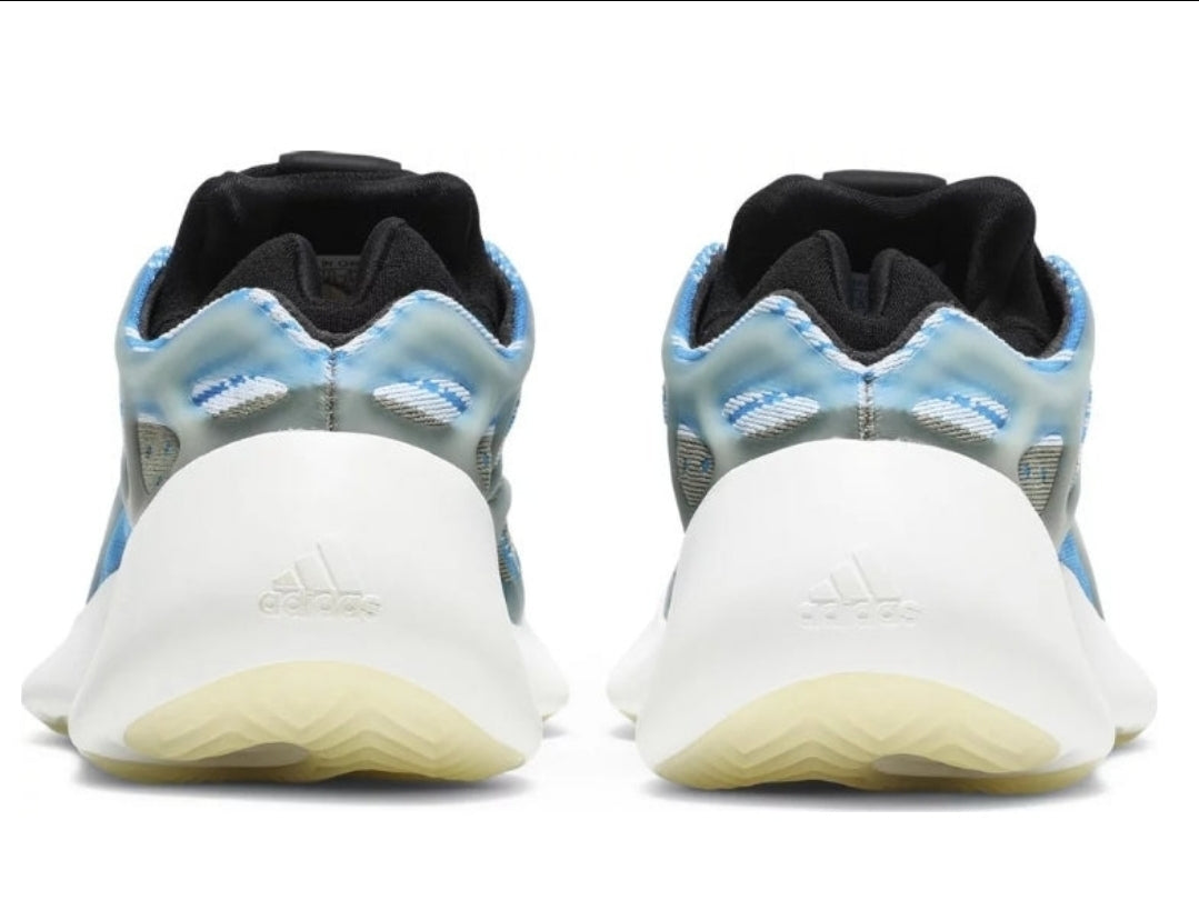 Les Yeezy 700 V3 femme sont des pièces maîtresses de la mode. Depuis leur introduction.
Elles ont conquis les amateurs de mode grâce à leur esthétique audacieuse et leurs innovations techniques.