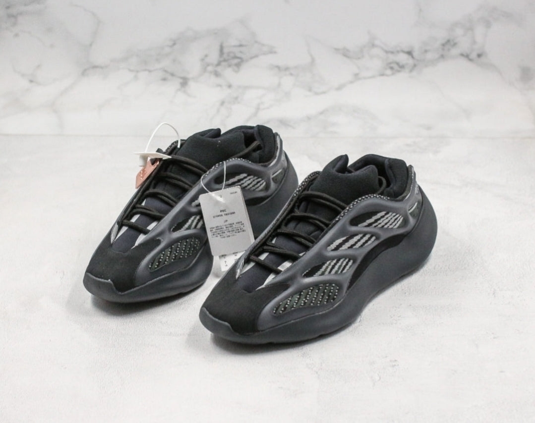Les Yeezy 700 V3 femme sont des pièces maîtresses de la mode. Depuis leur introduction.
Elles ont conquis les amateurs de mode grâce à leur esthétique audacieuse et leurs innovations techniques.