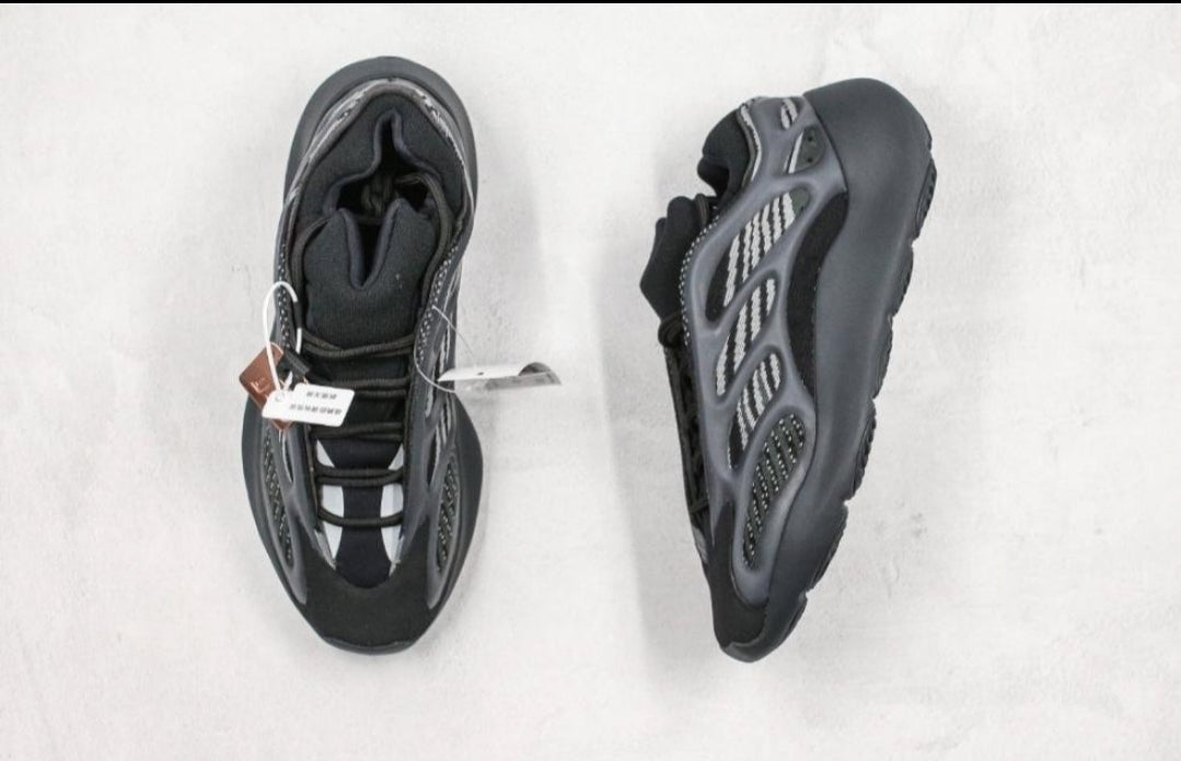 Les Yeezy 700 V3 femme sont des pièces maîtresses de la mode. Depuis leur introduction.
Elles ont conquis les amateurs de mode grâce à leur esthétique audacieuse et leurs innovations techniques.