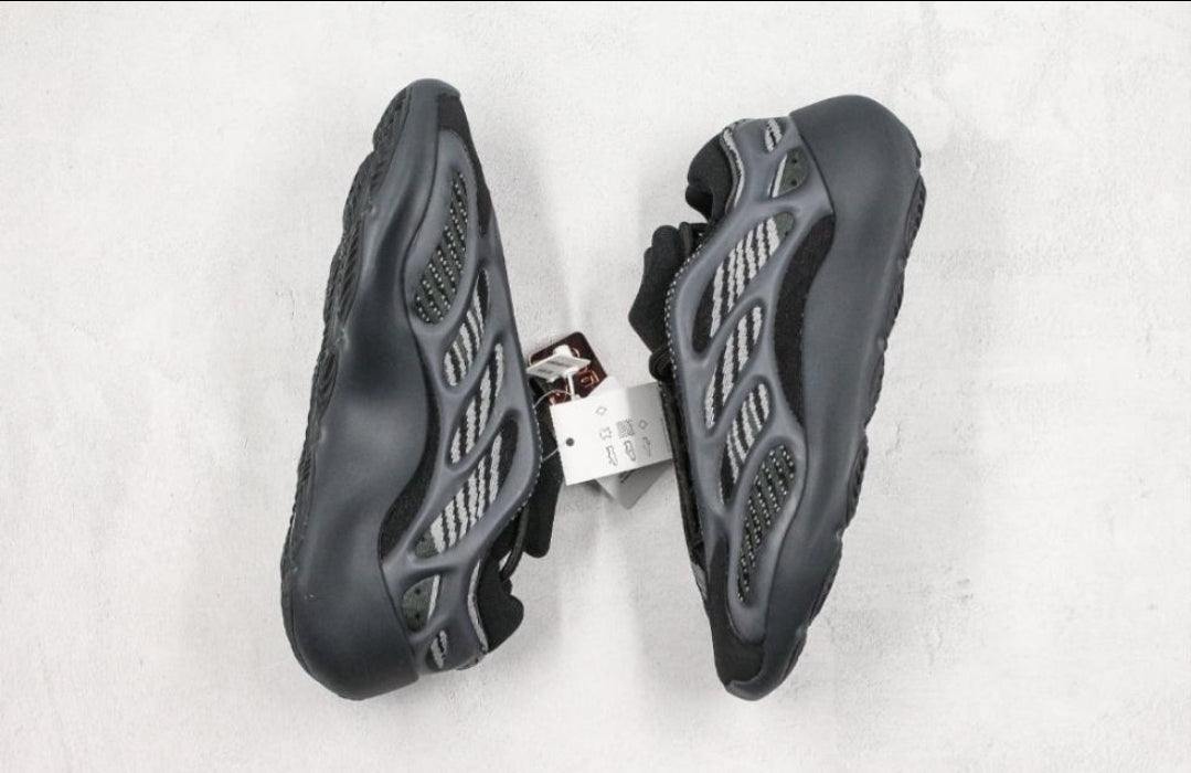 Les Yeezy 700 V3 femme sont des pièces maîtresses de la mode. Depuis leur introduction.
Elles ont conquis les amateurs de mode grâce à leur esthétique audacieuse et leurs innovations techniques.