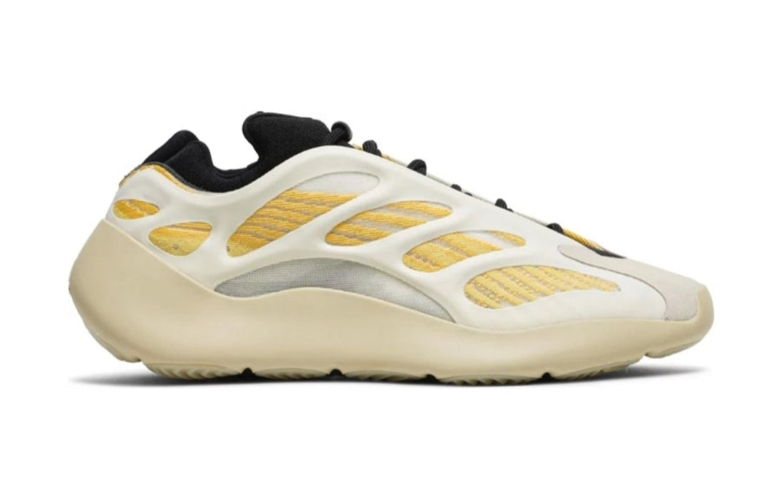 Les Yeezy 700 V3 femme sont des pièces maîtresses de la mode. Depuis leur introduction.
Elles ont conquis les amateurs de mode grâce à leur esthétique audacieuse et leurs innovations techniques.