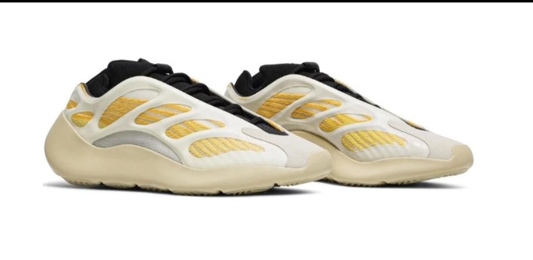 Les Yeezy 700 V3 femme sont des pièces maîtresses de la mode. Depuis leur introduction.
Elles ont conquis les amateurs de mode grâce à leur esthétique audacieuse et leurs innovations techniques.