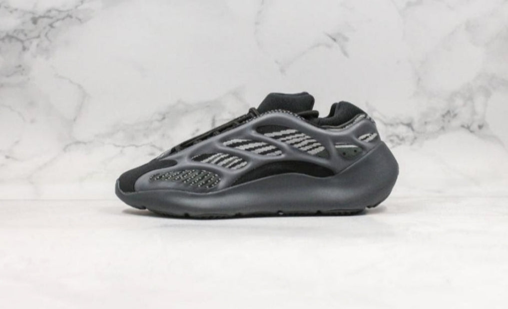 Les Yeezy 700 V3 femme sont des pièces maîtresses de la mode. Depuis leur introduction.
Elles ont conquis les amateurs de mode grâce à leur esthétique audacieuse et leurs innovations techniques.