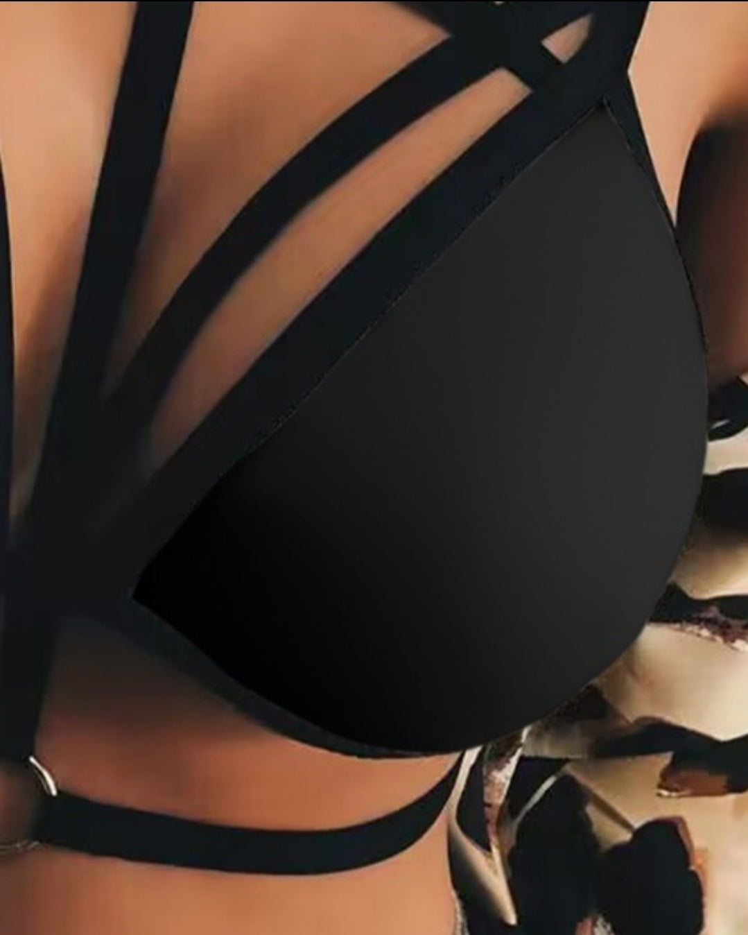 Soutien-gorge sans manches à découpes et anneau de couleur unie