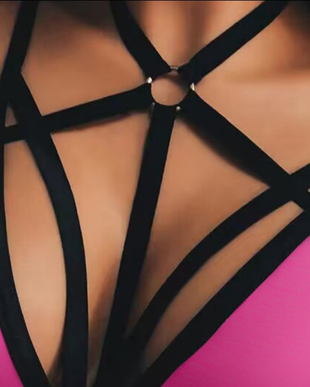 Soutien-gorge sans manches à découpes et anneau de couleur unie