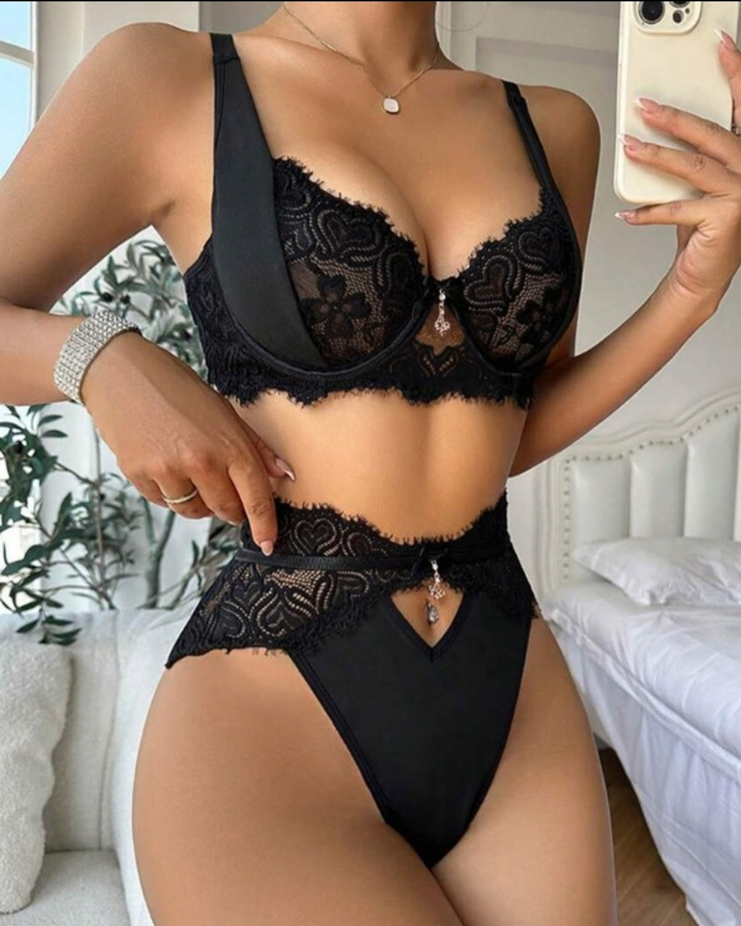Ensemble de lingerie découpé en dentelle au crochet et cils