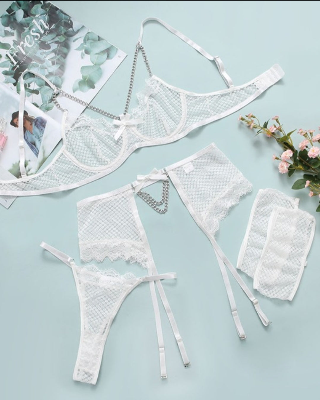 Ensemble de lingerie 3 pièces avec garniture en dentelle et cils, chaîne et nœud papillon, jarretelles décoratives