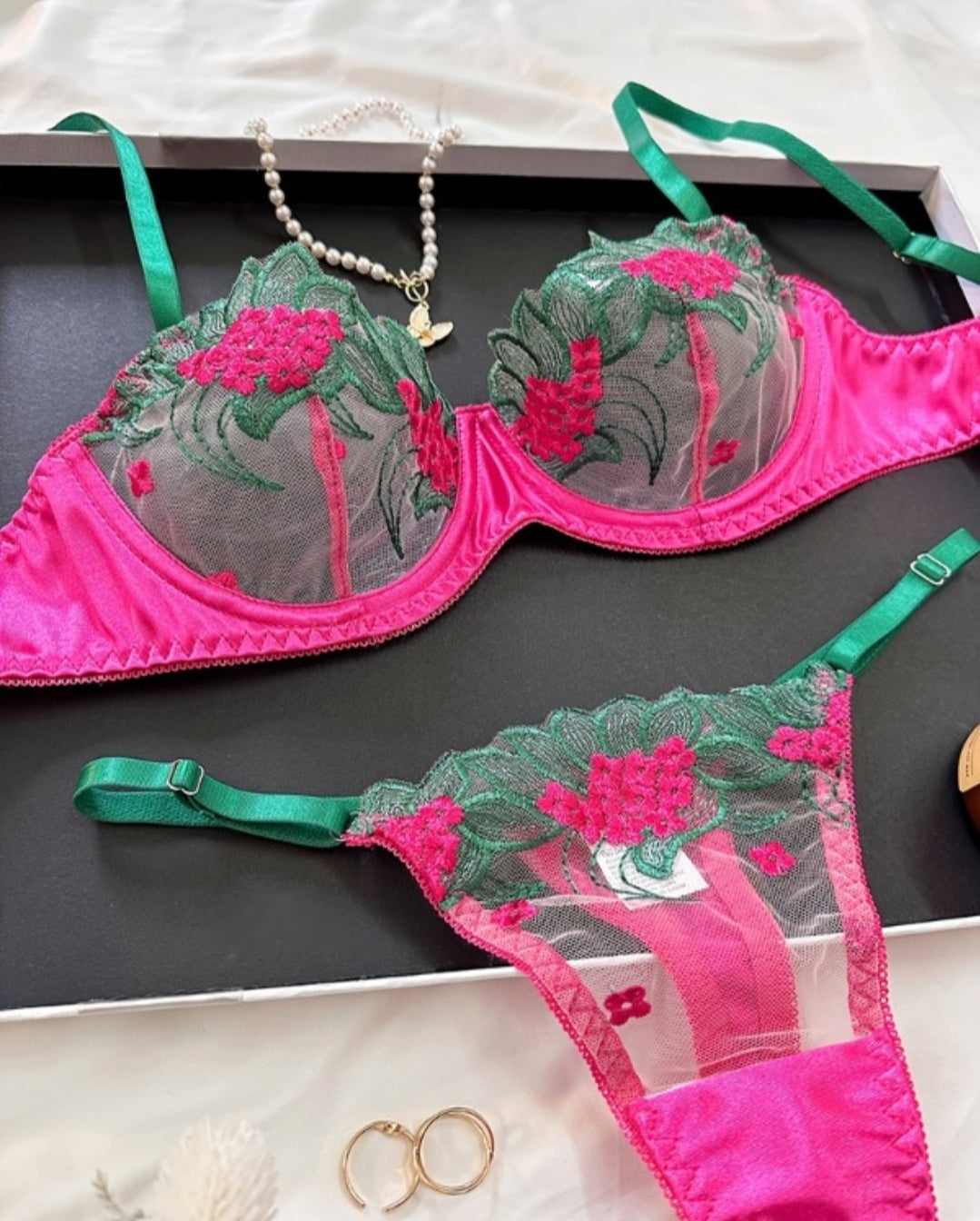 Ensemble de lingerie avec patch en maille brodée florale