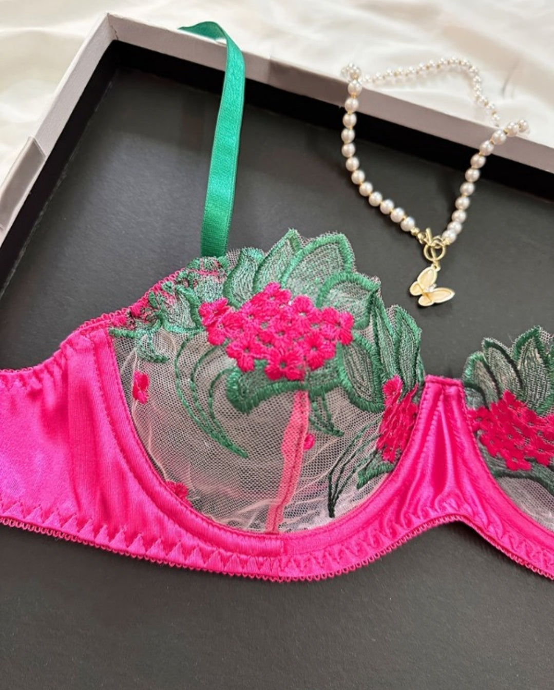 Ensemble de lingerie avec patch en maille brodée florale
