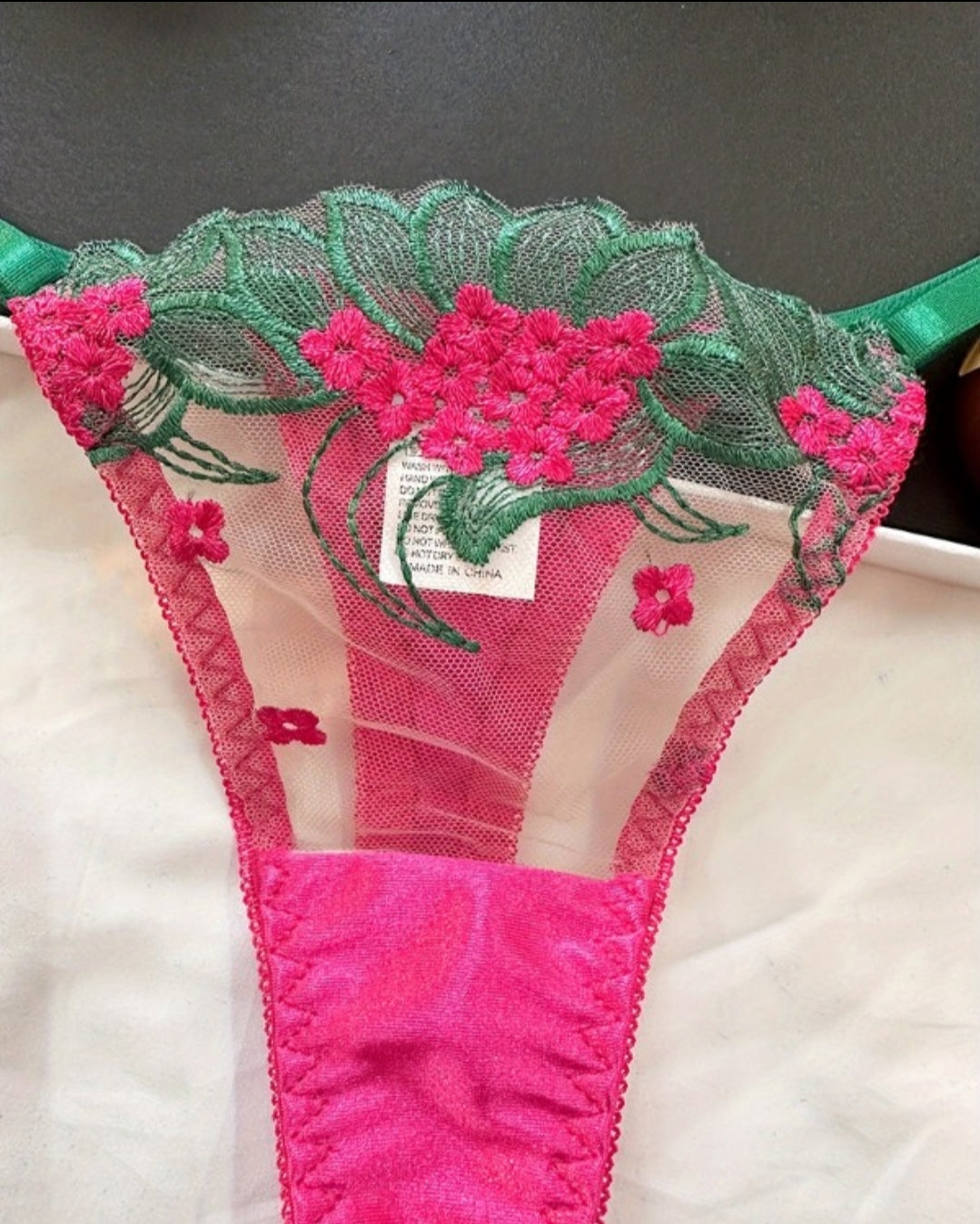 Ensemble de lingerie avec patch en maille brodée florale