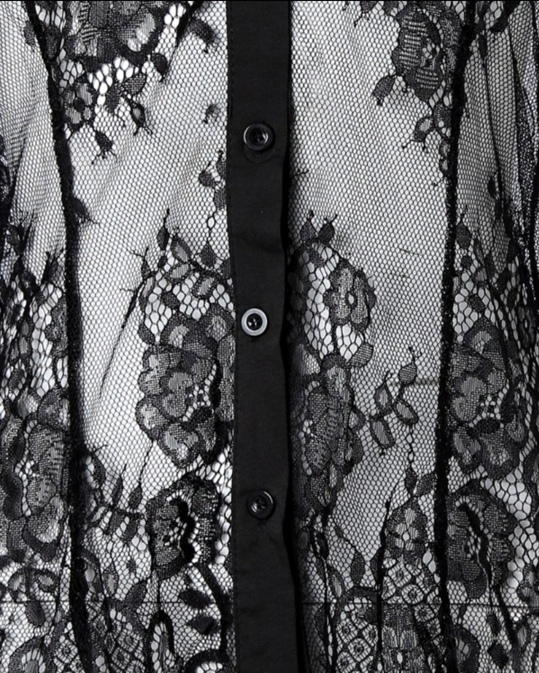 Nuisette en dentelle transparente boutonnée sur le devant