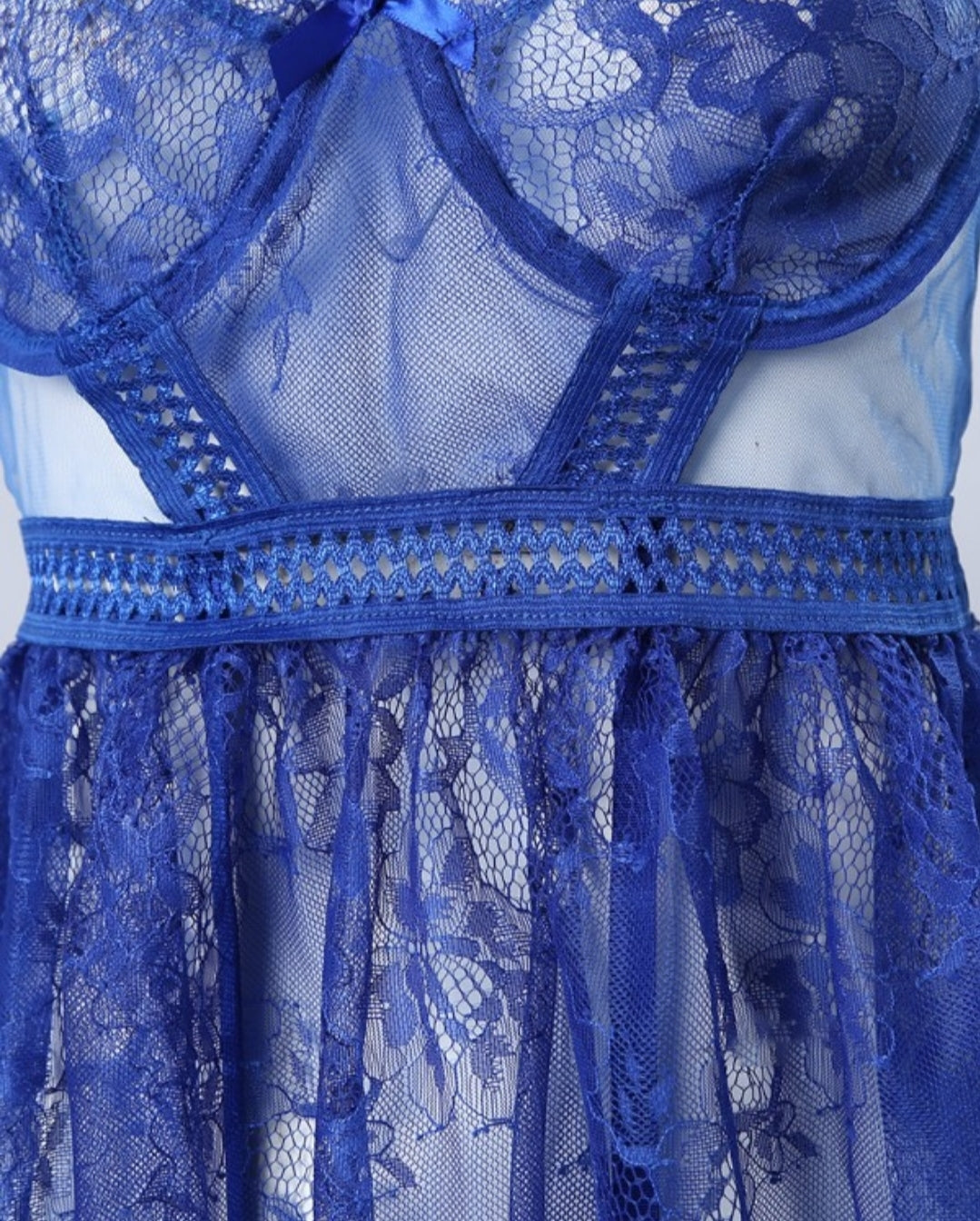 Nuisette jarretière en dentelle à bretelles spaghetti avec string