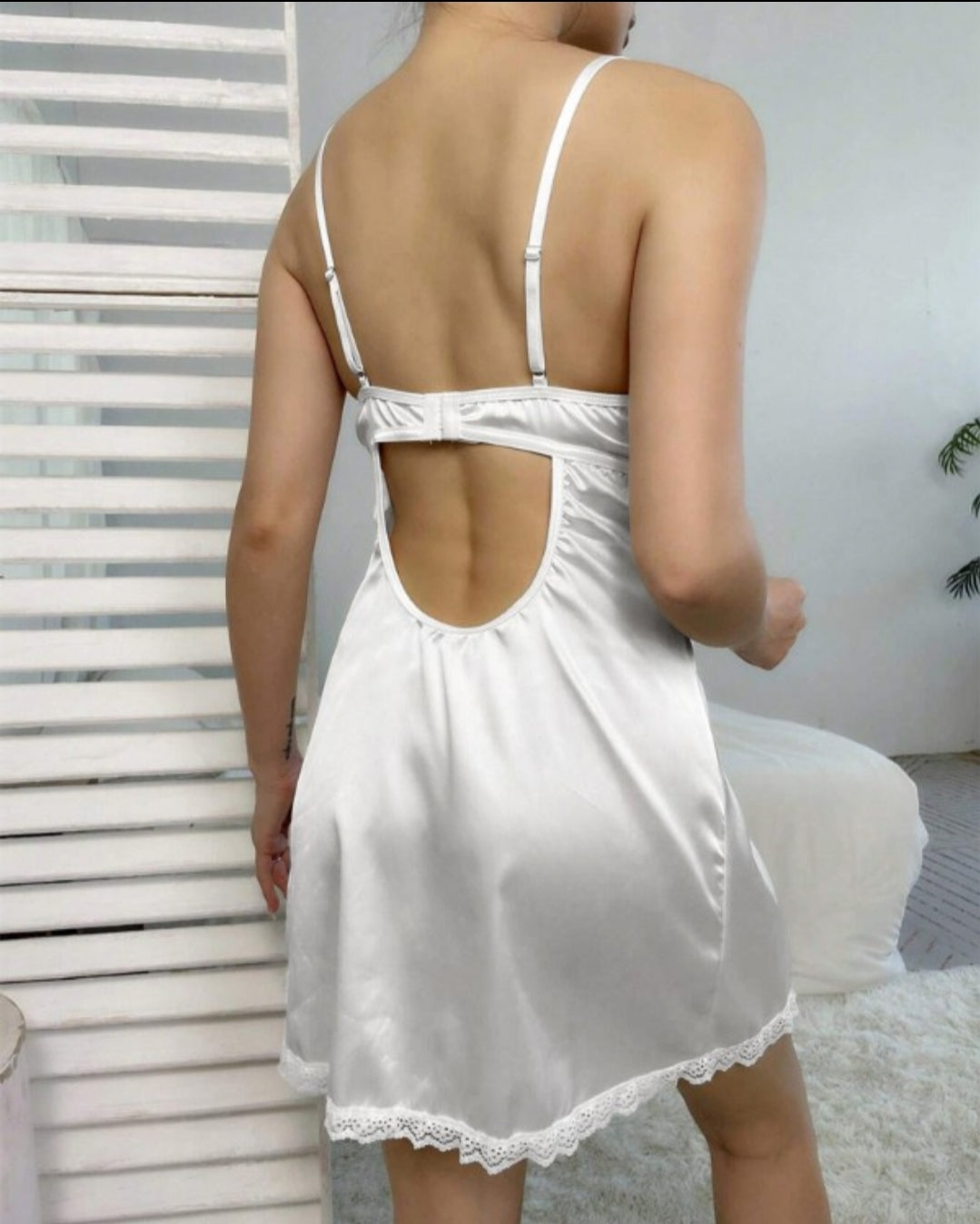 Nuisette fendue avec patch en maille brodée et petites fleurs