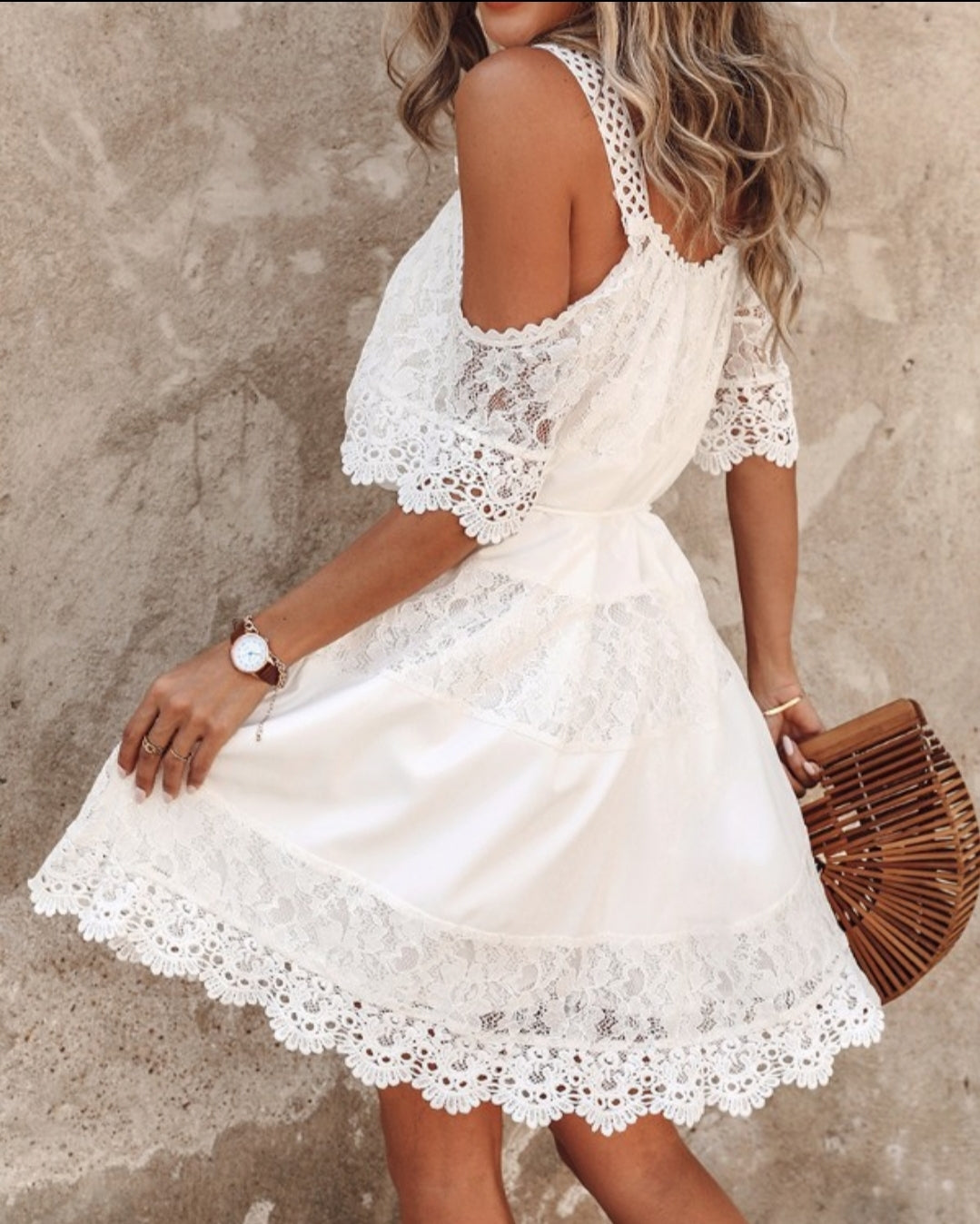 Robe décontractée en dentelle contrastée avec broderies d'oeillets