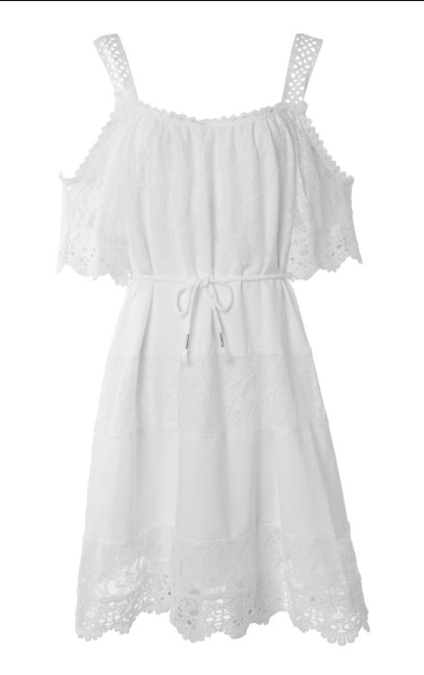 Robe décontractée en dentelle contrastée avec broderies d'oeillets