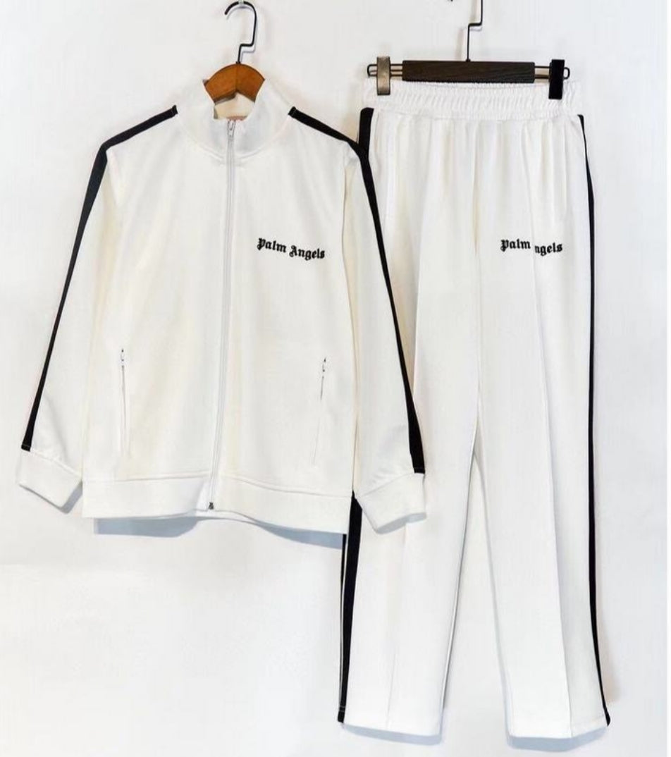 Les ensembles survêtement Palm Angels allient performance et style avec une touche urbaine unique. Pas cher. Le moins cher.