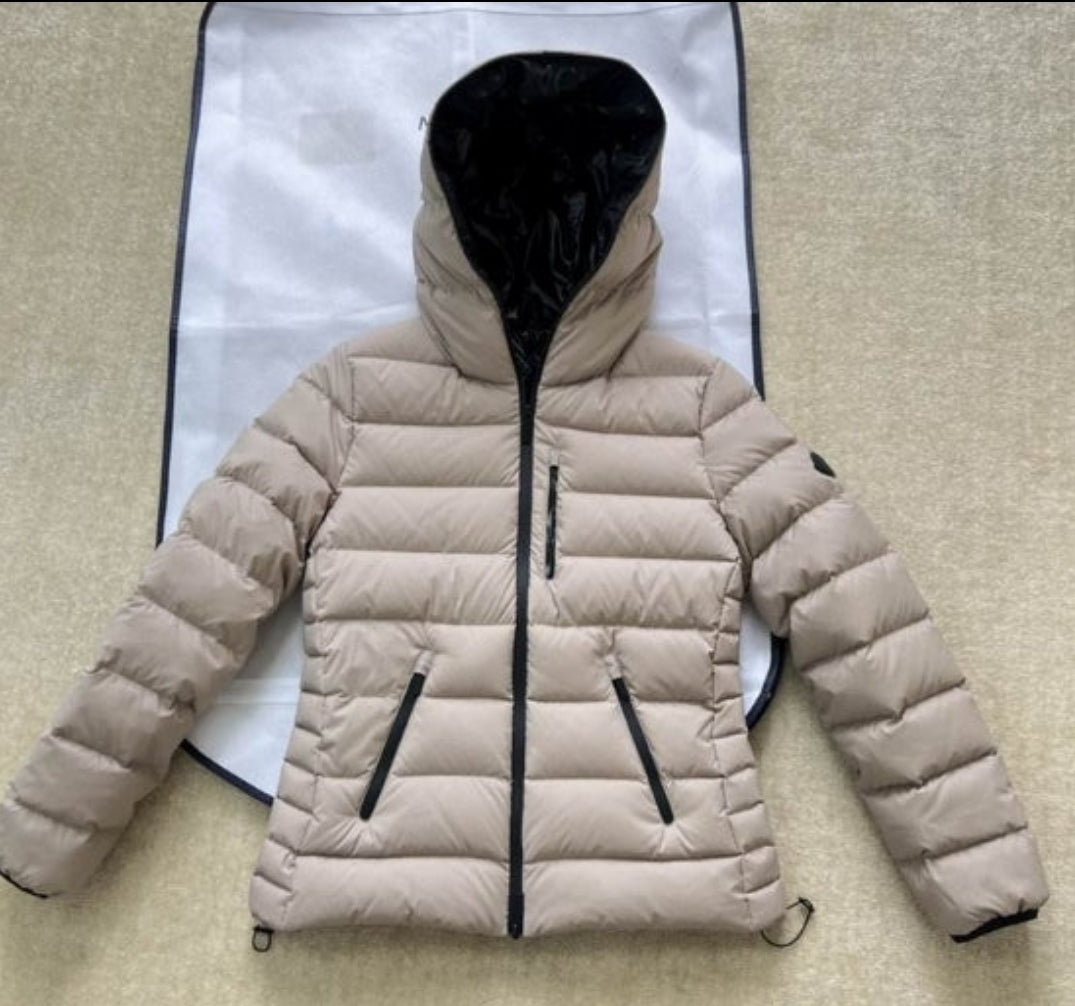 Les doudounes manteau Moncler Femme, ainsi que les Moncler Femme, incarnent un style et un raffinement incomparables.