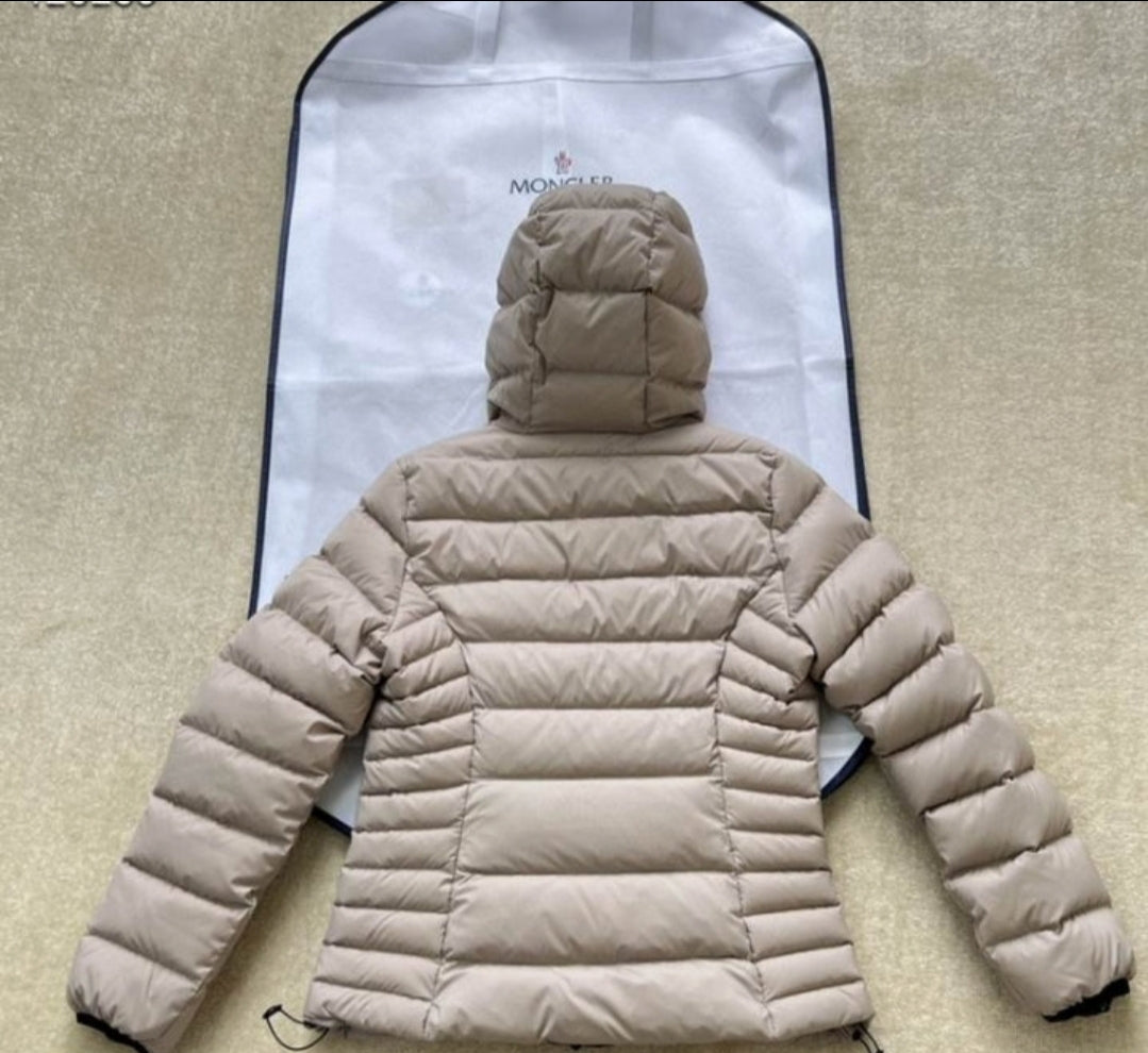 Les doudounes manteau Moncler Femme, ainsi que les Moncler Femme, incarnent un style et un raffinement incomparables.