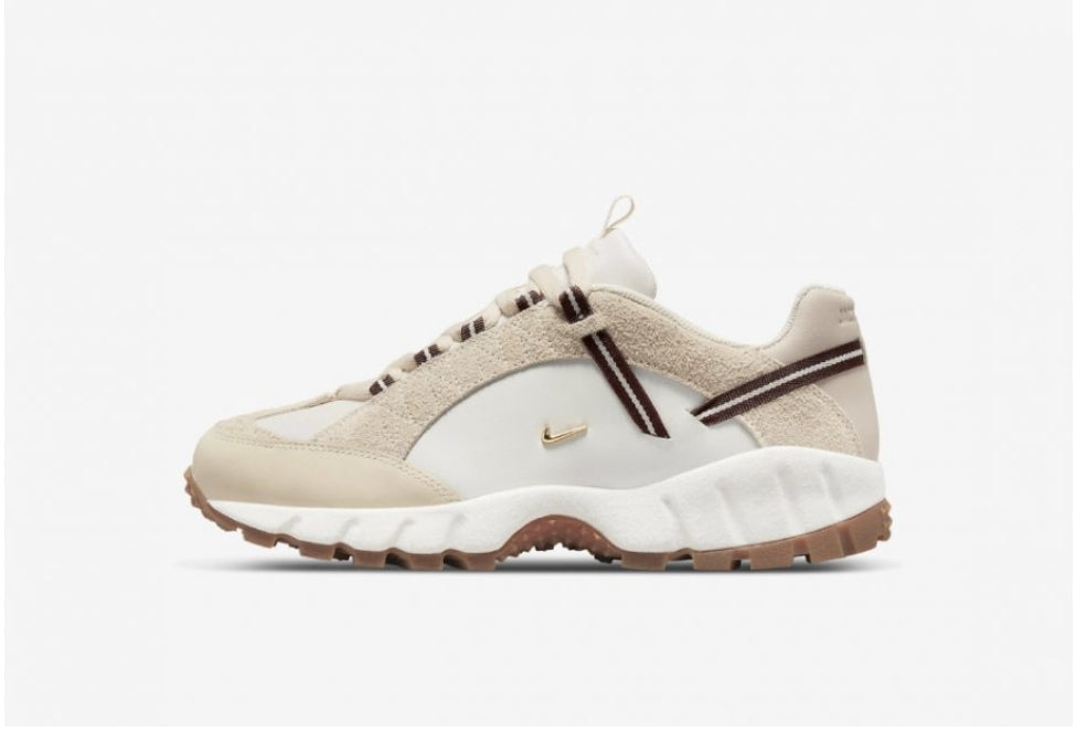 Les Baskets Nike Air Humara LX Jacquemus "Beige" Femme allient élégance et originalité pour offrir un style distinctif et avant-gardiste.