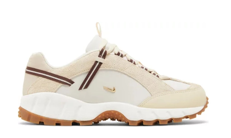 Les Baskets Nike Air Humara LX Jacquemus "Beige" Femme allient élégance et originalité pour offrir un style distinctif et avant-gardiste.