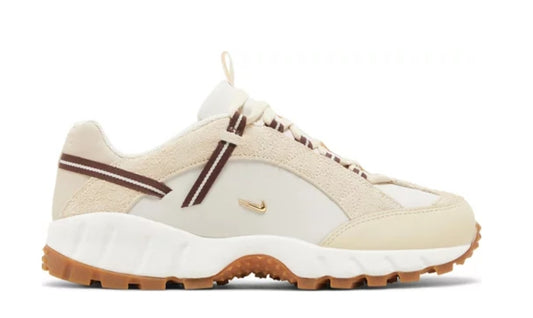 Les Baskets Nike Air Humara LX Jacquemus "Beige" Femme allient élégance et originalité pour offrir un style distinctif et avant-gardiste.