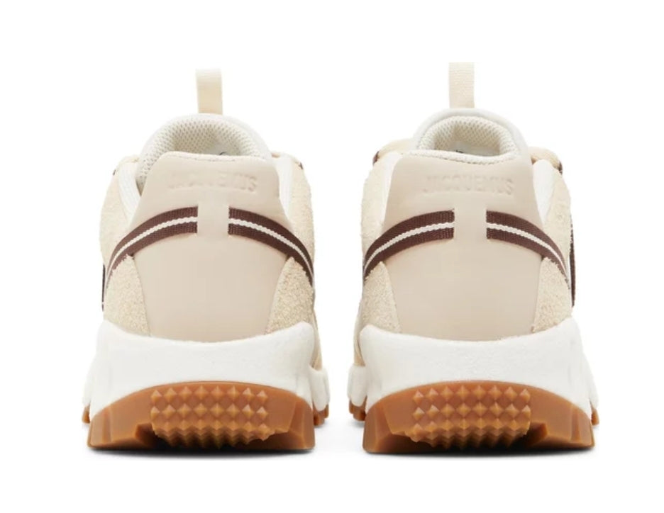 Les Baskets Nike Air Humara LX Jacquemus "Beige" Femme allient élégance et originalité pour offrir un style distinctif et avant-gardiste.