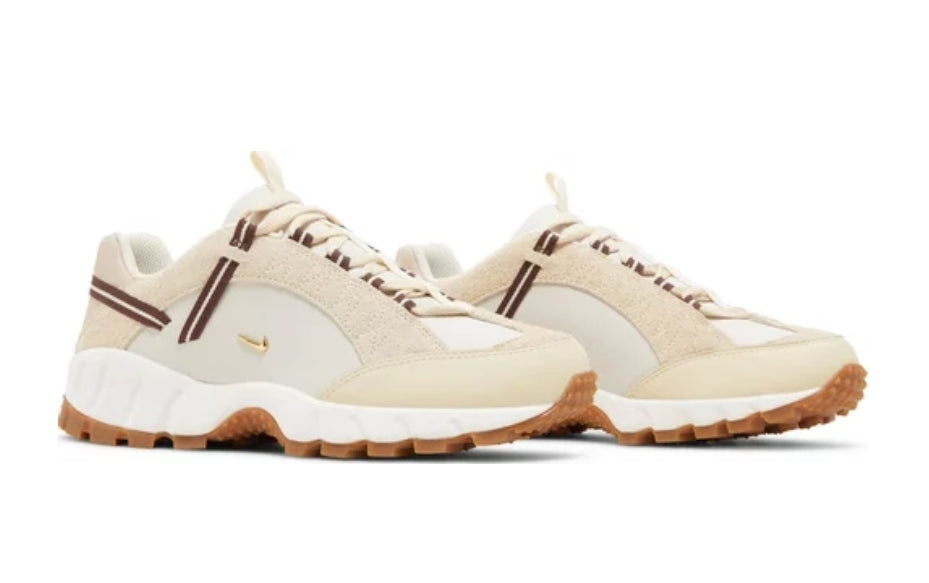 Les Baskets Nike Air Humara LX Jacquemus "Beige" Femme allient élégance et originalité pour offrir un style distinctif et avant-gardiste.