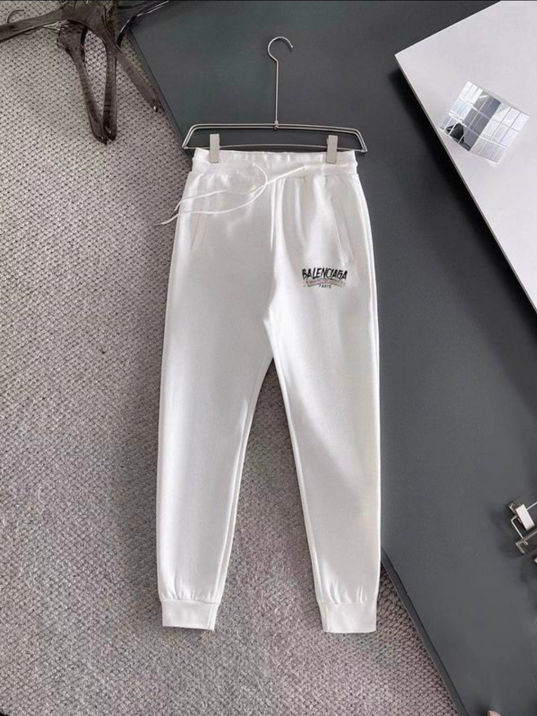 Les ensembles survêtement Balenciaga allient performance et style. Leur design avant-gardiste et leur qualité supérieure. Pas cher. Le moins cher.