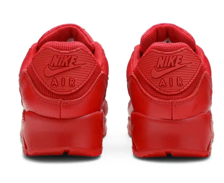 Découvrez l'élégance minimaliste des Baskets Nike Air Max 90 triple red. Un look monochrome parfait pour les journées ensoleillées ! 🌞