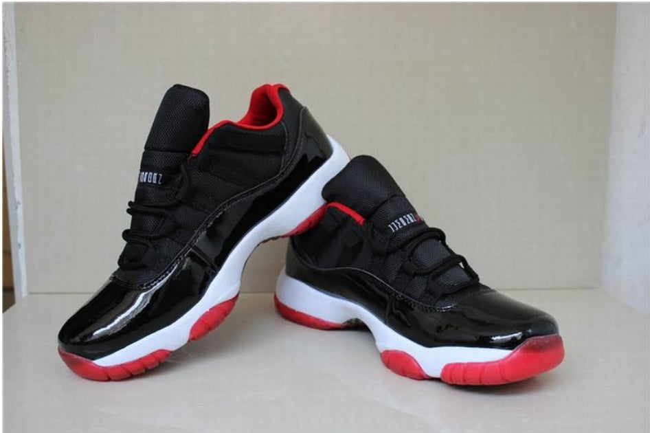 Baskets Air Jordan 11 Low Black Red